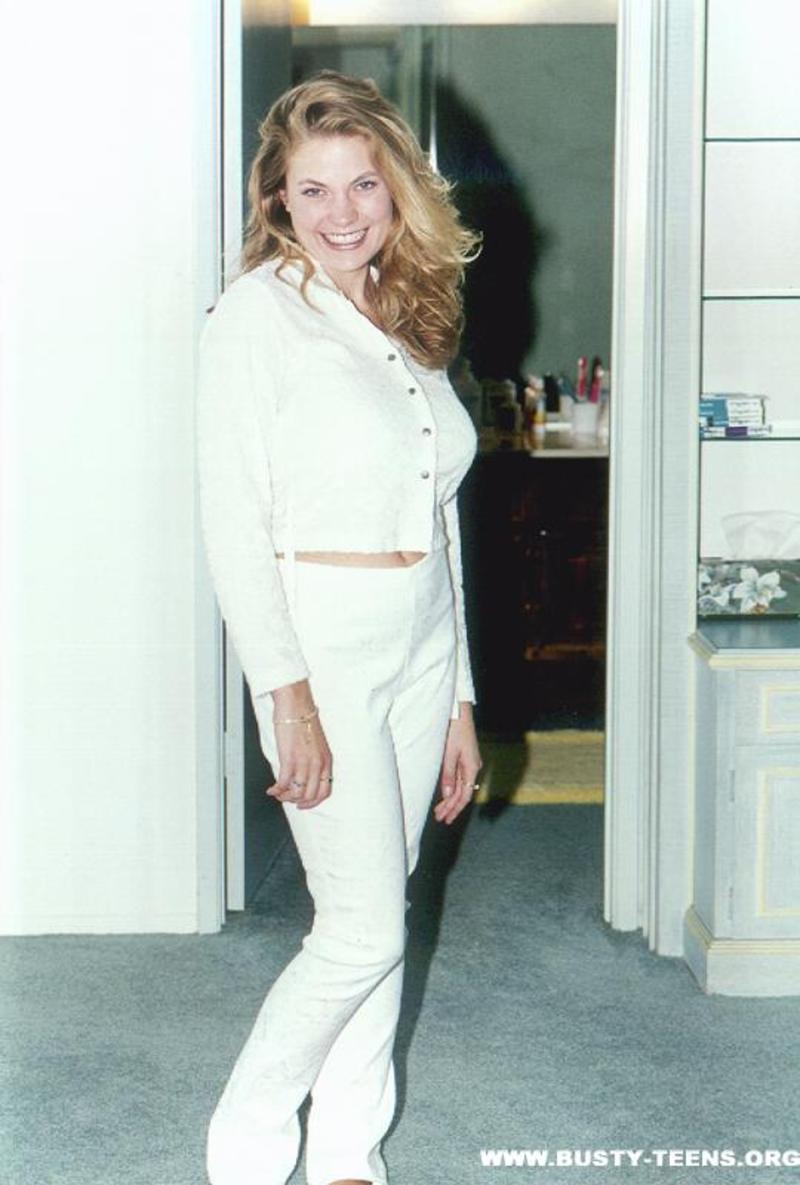 Natural busty blonde shows her big boobs-06