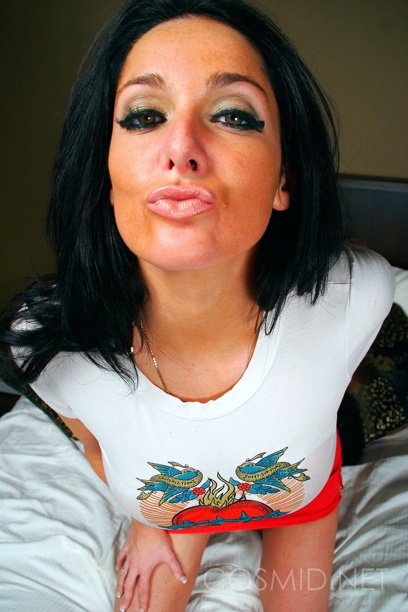 Busty Deborah Takes Off Her T Shirt-08