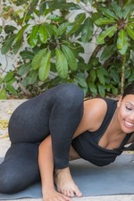 Busty Cassie Taylor Doing Yoga In The Garden-01