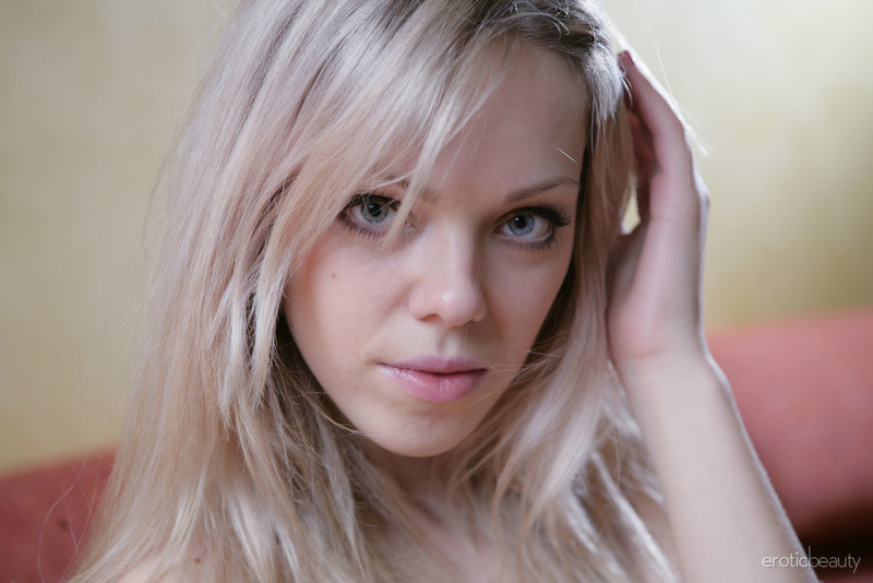 Busty Blonde Lola-02