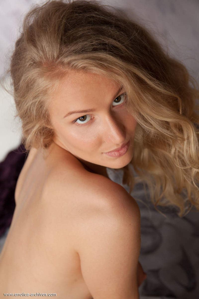 Beautiful Naomi Kiss Posing Naked-08