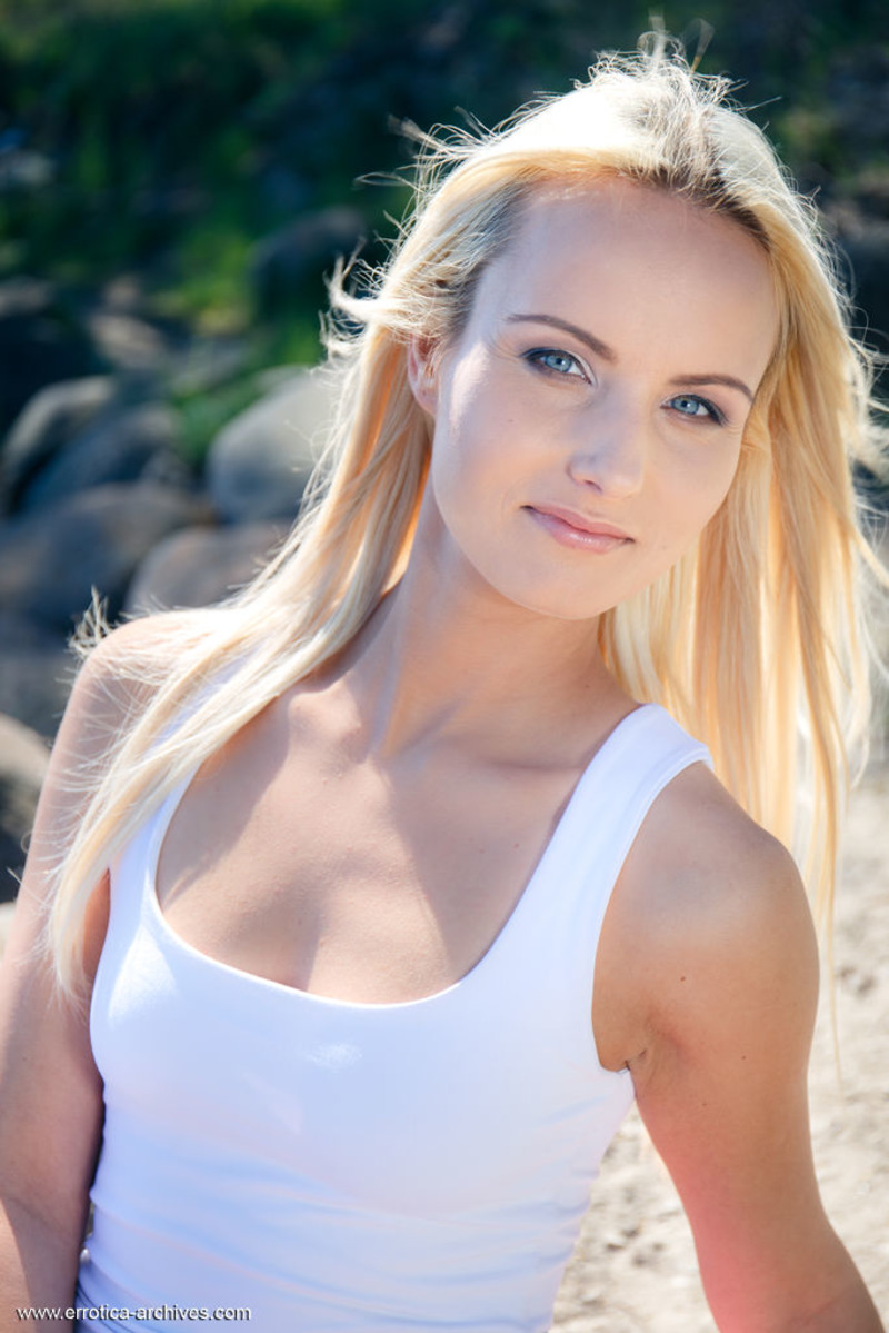 Sophia Sonne Gets Naughty Outdoors-12