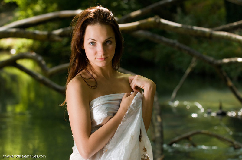 Beautiful Marr Is Naked Outdoors-08