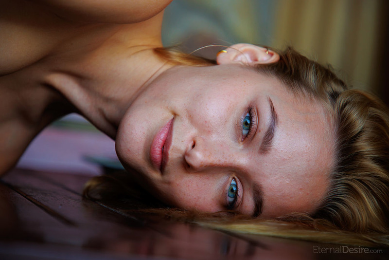 Hot Blonde Babe Kelly Collins-00