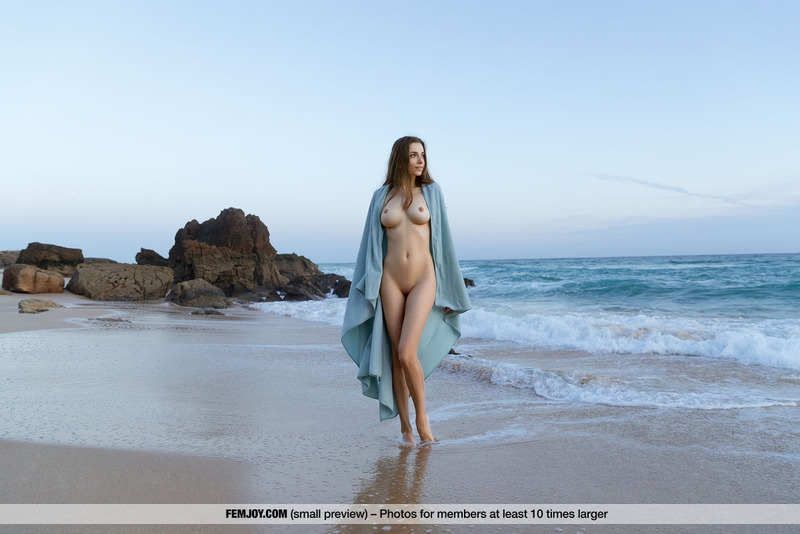 Busty Mariposa Is Nude On The Seashore-04