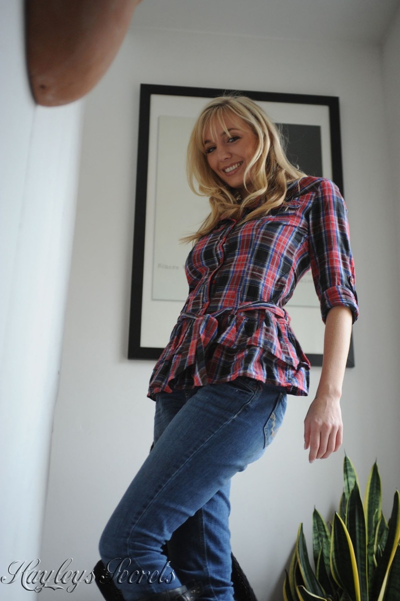 Hayley Marie Coppin Wants To Relax-01