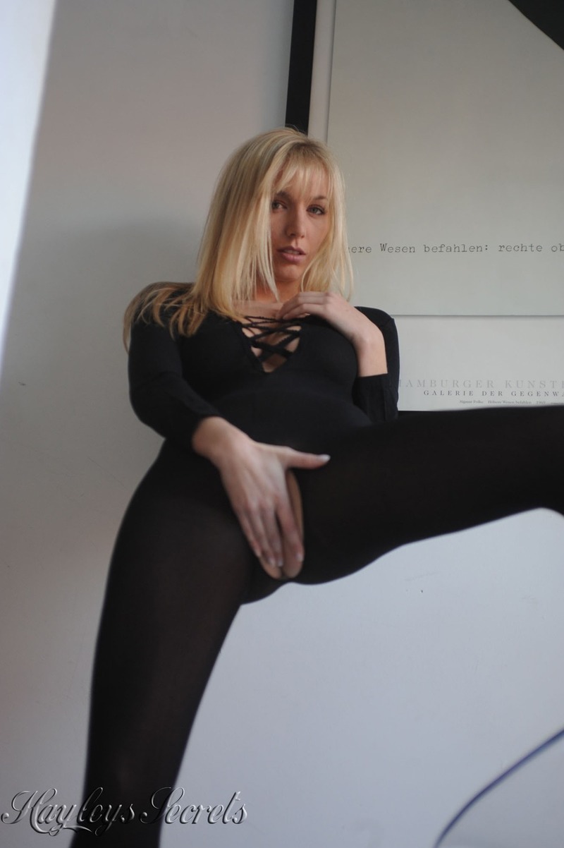 Busty Hayley In Sexy Black-07
