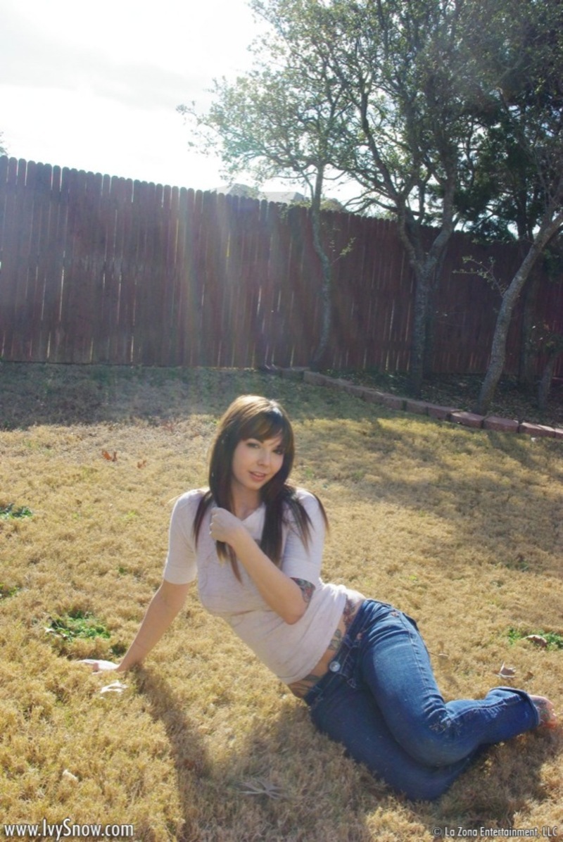 Naked busty hotty Ivy Snow posing outdoor-13