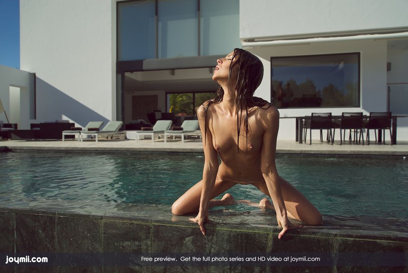 Gina Gets Horny By The Pool-14