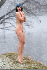 Nakedness in the freezing forest-01