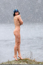 Nakedness in the freezing forest-14