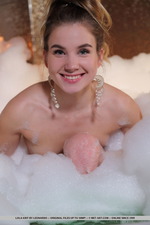 Lola Krit Takes A Bubble Bath-01