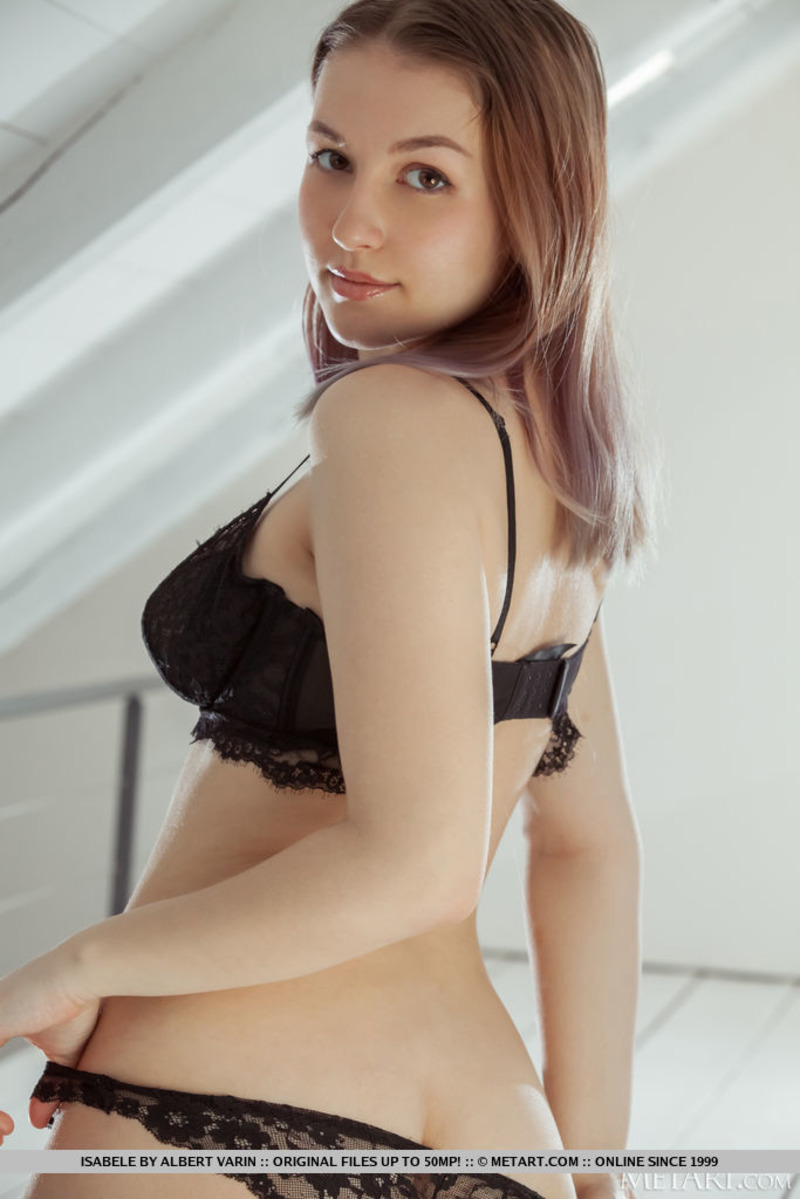 Isabelle Shows Her Hot Naked Body-03