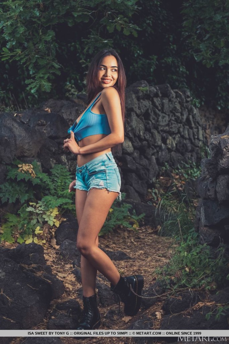 Isa Sweet Is Naked In The Woods-15