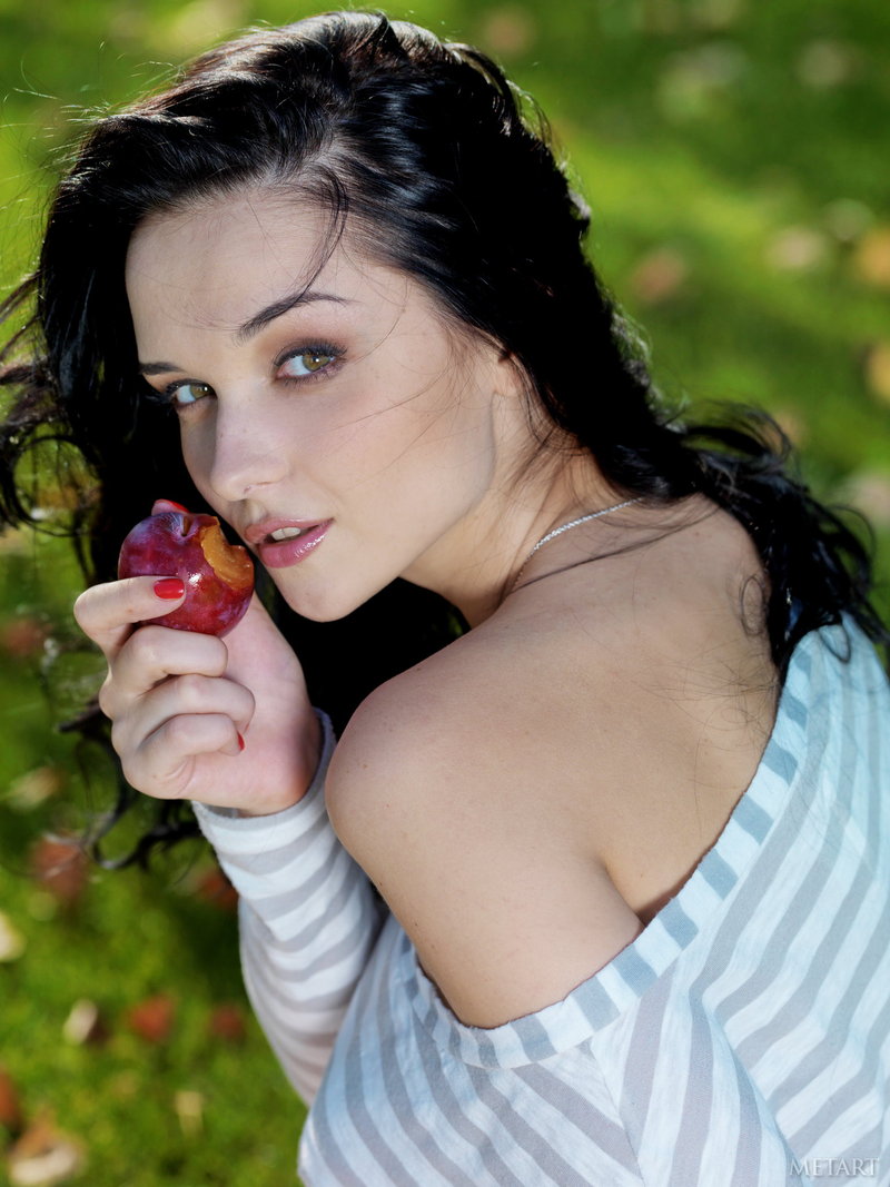 Busty Jenya in the garden-05