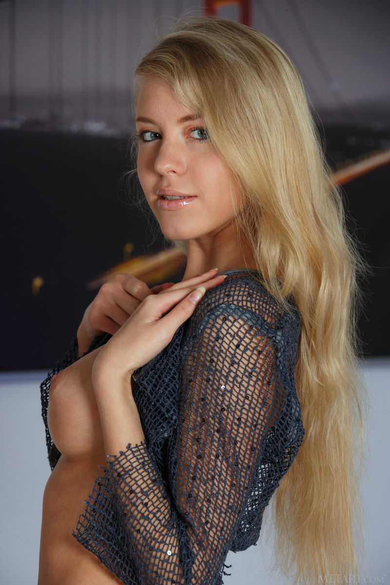 Barbara Shows Her Hot Round Ass-02