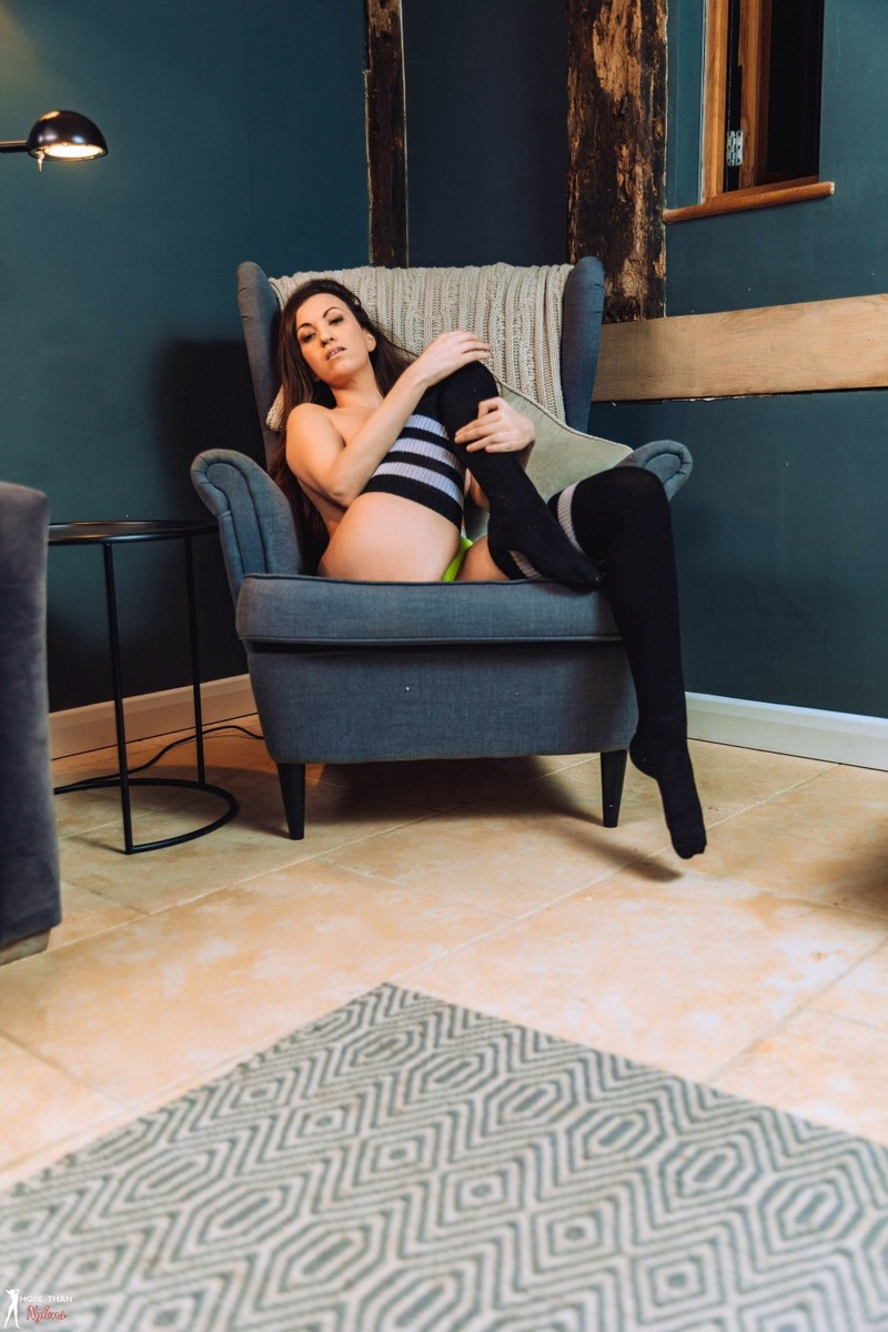Busty Babe Michelle De Feo -10