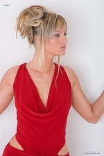 Hot Sandra Gets Horny-00