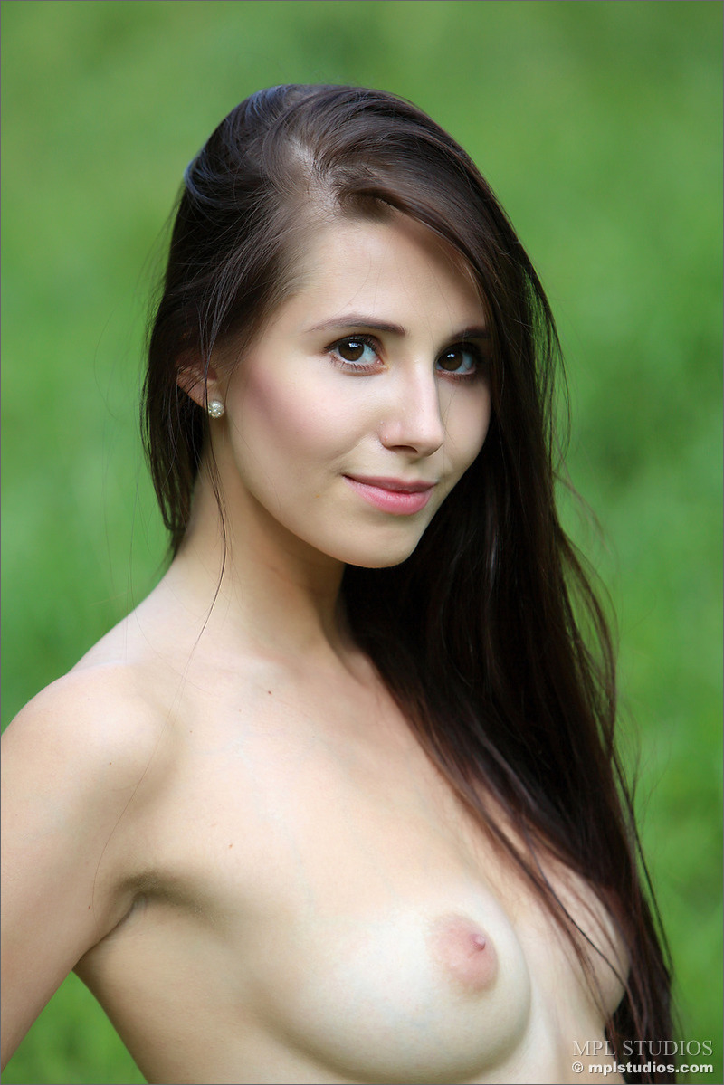 Naked Brunette Vanessa Posing Outdoor-00