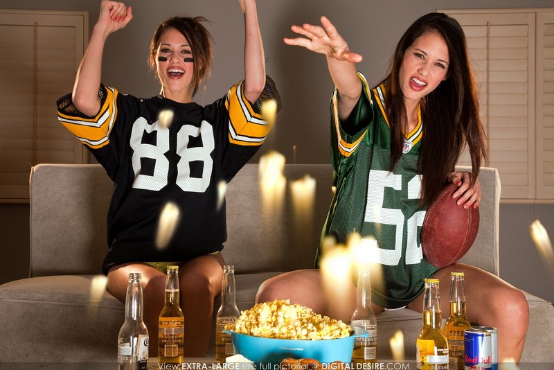 Tiffany Thompson invites you to her Super Bowl naked party -00