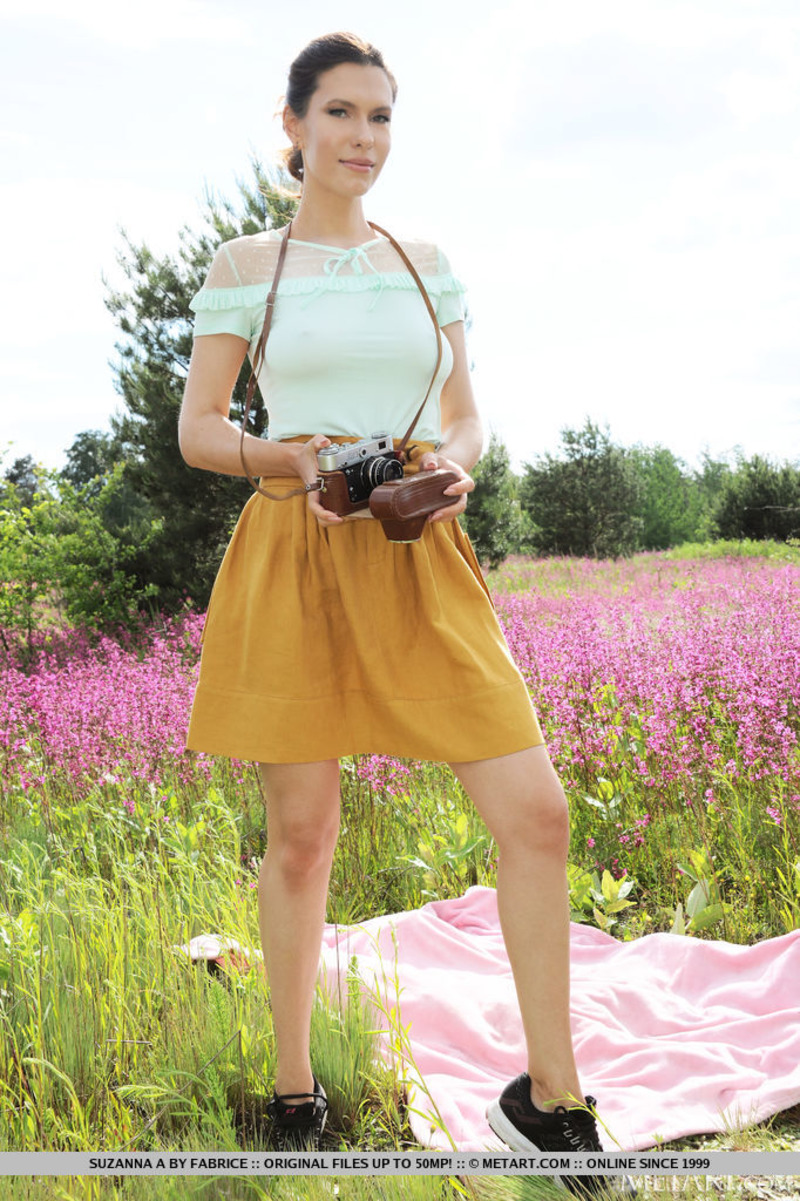 Suzanna Is Naked At The Field-13