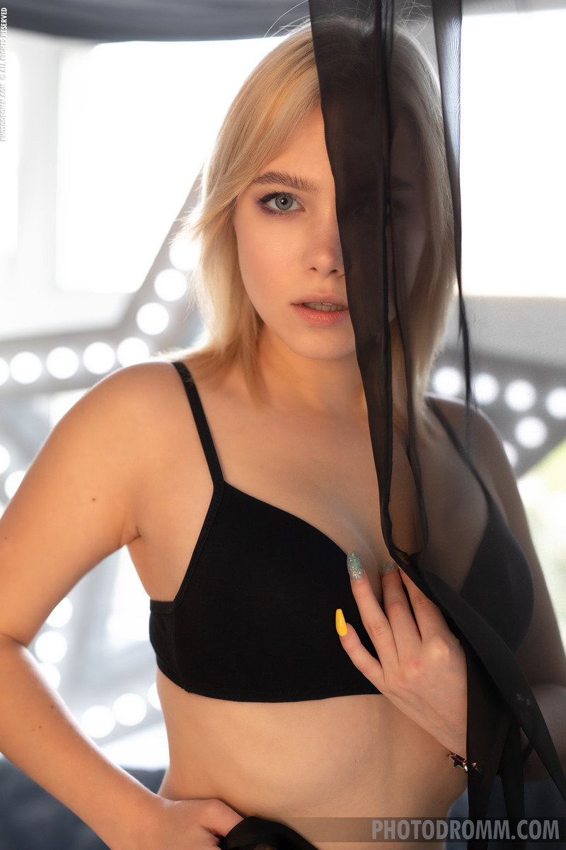 Beautiful Blonde Sandy-00