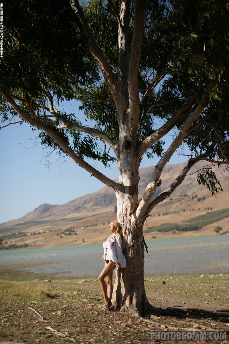 Beautiful Busty Darya Posing Outdoors-00