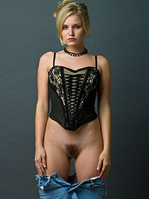 Liz shows her hairy pussy