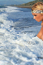 Ashley is naked among the waves-01