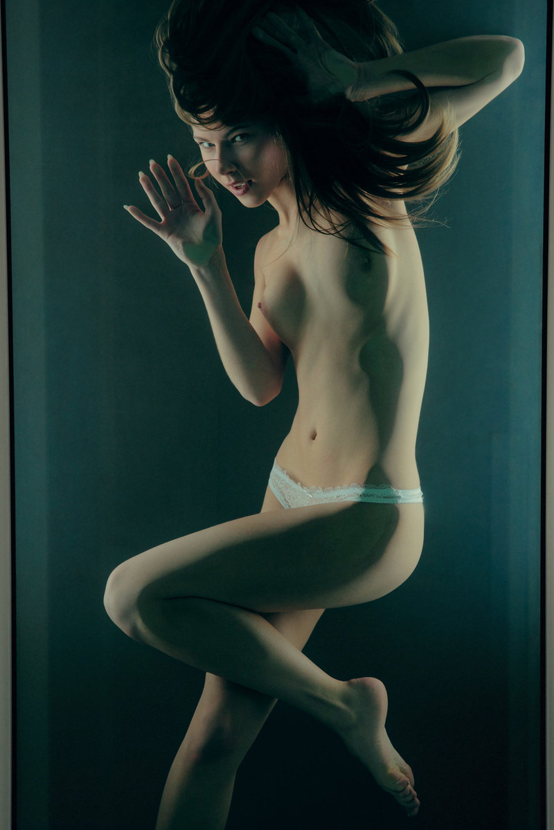 Naked girl in the aquarium-01