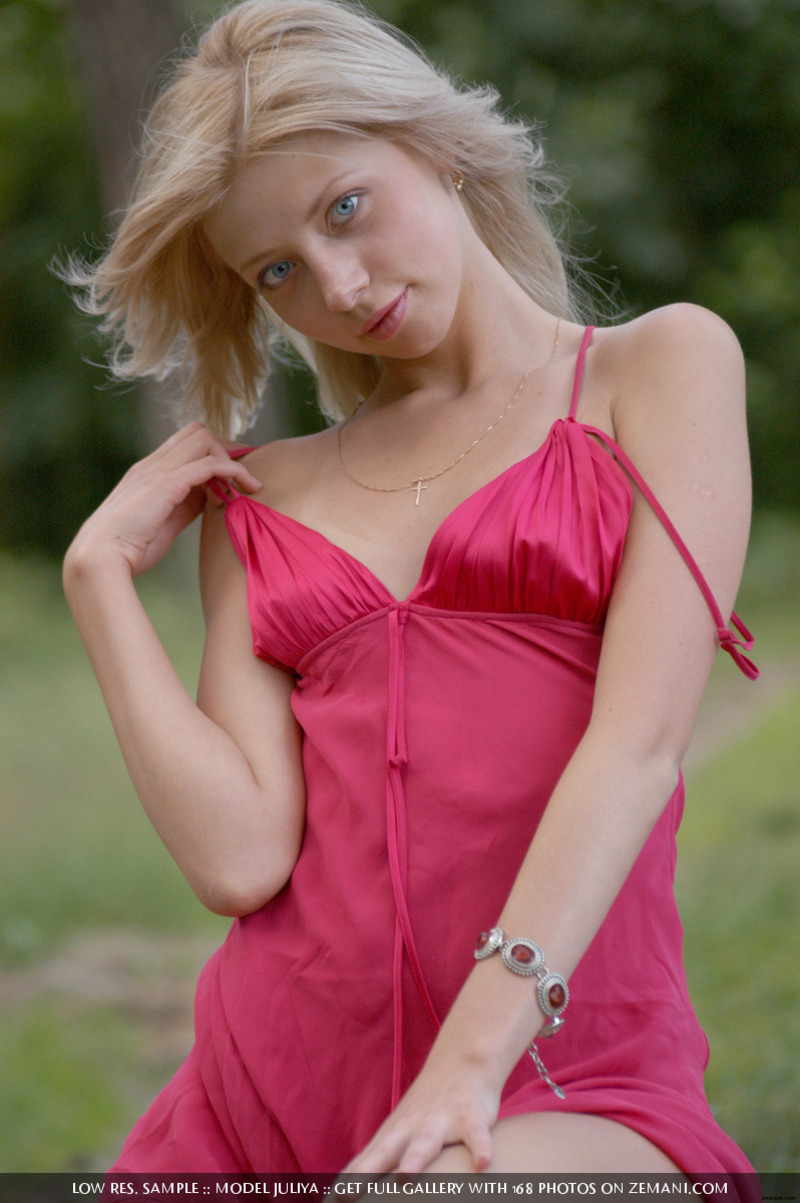 Naked blonde shows her pussy in the forest-01